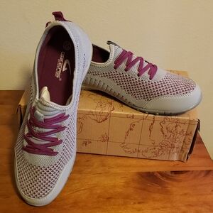 Geers By Dream Seek Gray and Pink Sneakers with Breathable Design